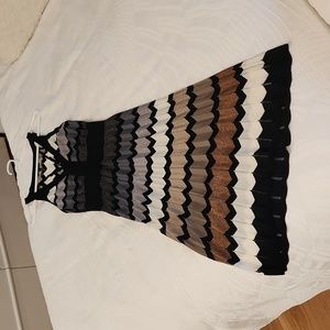 Laundry by Shelli Segal sleeveless deep v neck fine knit chevron midi dress